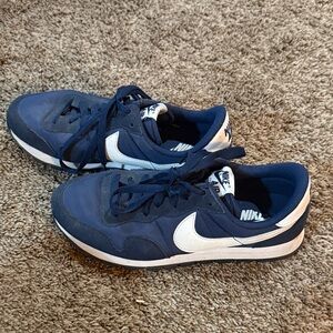 Nike Men's Navy and White Sneakers